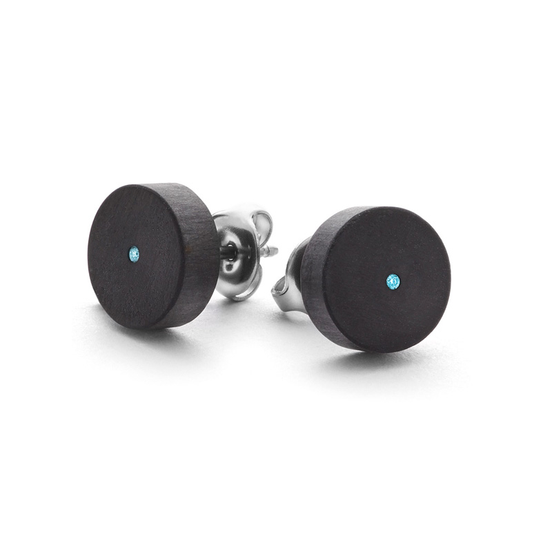 Aufnahme von schwarzen Ohrsteckern aus Carbon mit blauen Diamanten