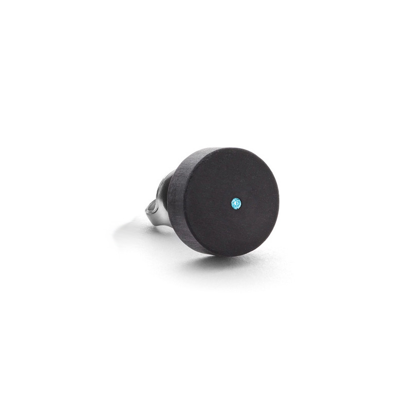Aufnahme von schwarzem Ohrstecker aus Carbon mit blauem Diamanten