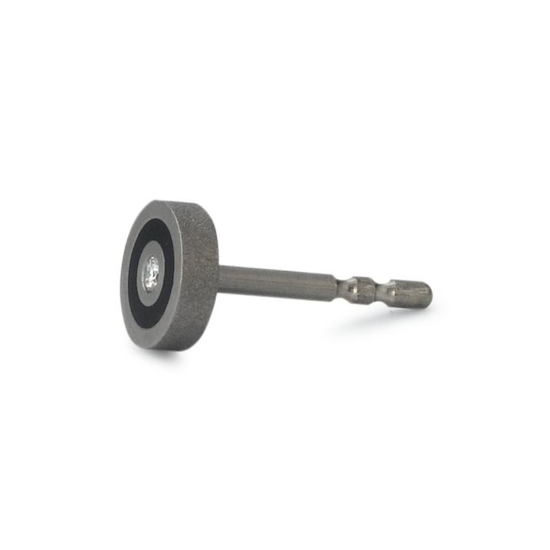 Aufnahme von einem Einzelohrstecker mit schwarzem Akzent und Diamanten