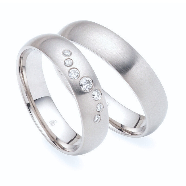 Platin Eheringe mit Längsmattierung und Diamanten