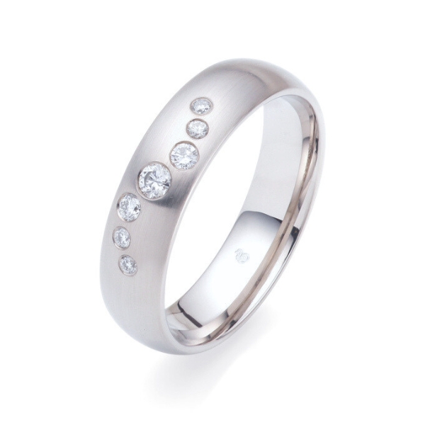 Platin Ehering mit Längsmattierung und Diamanten