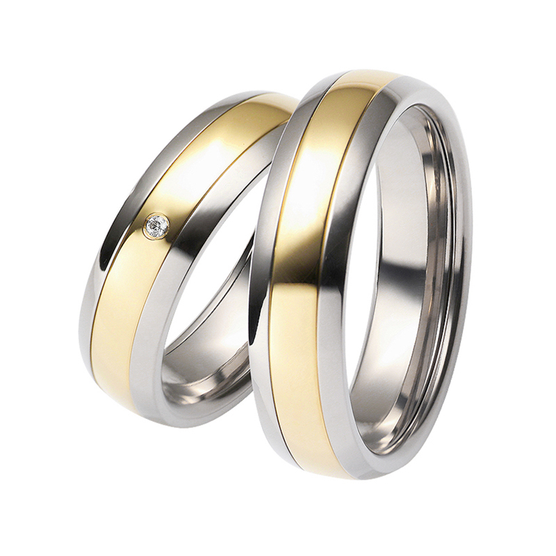Aufnahme von Eheringe aus Titan&Gelbgold mit Diamanten und Gelbgoldstreifen