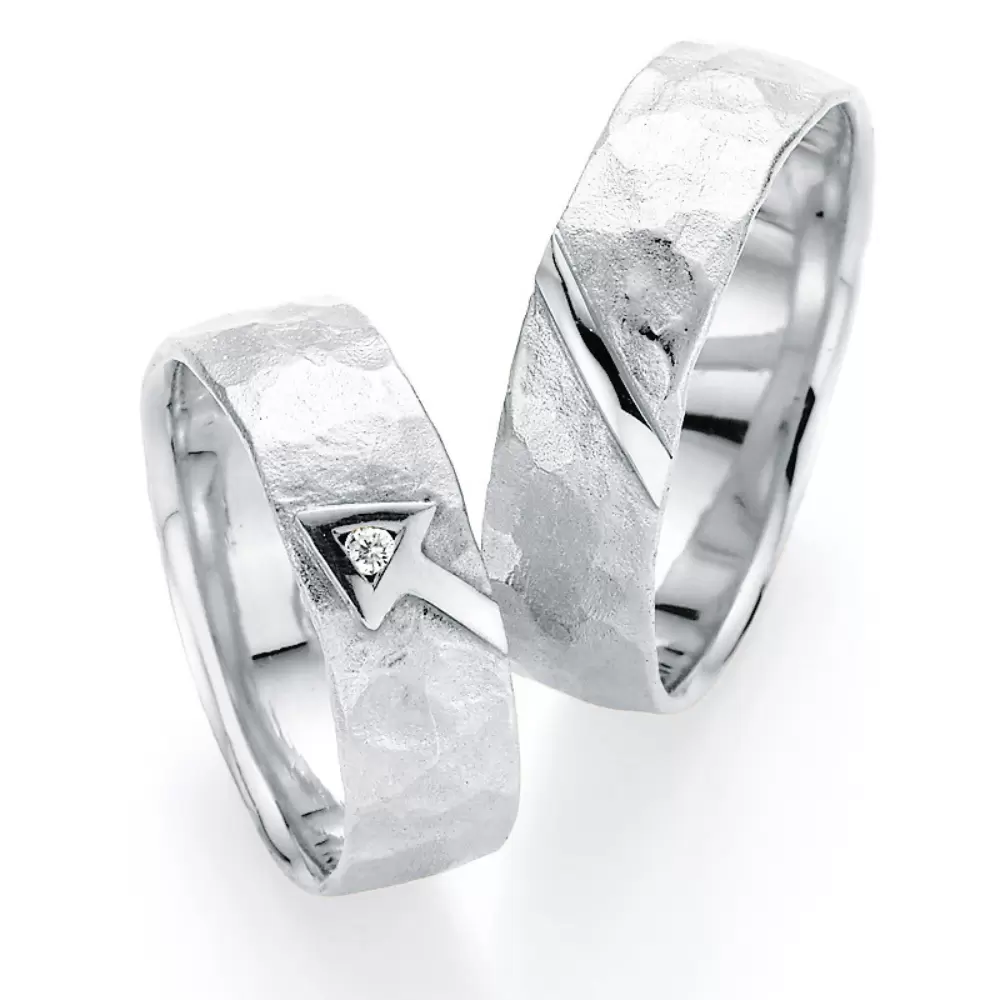 Silber Eheringe mit Strukturierung und poliertem Pfeil mit Diamanten