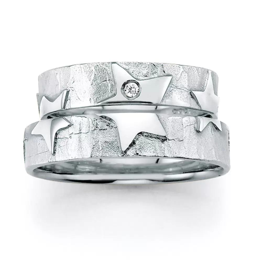 Silber 925 Eheringe Trauringe mit Diamanten und Sternenmuster aneinander
