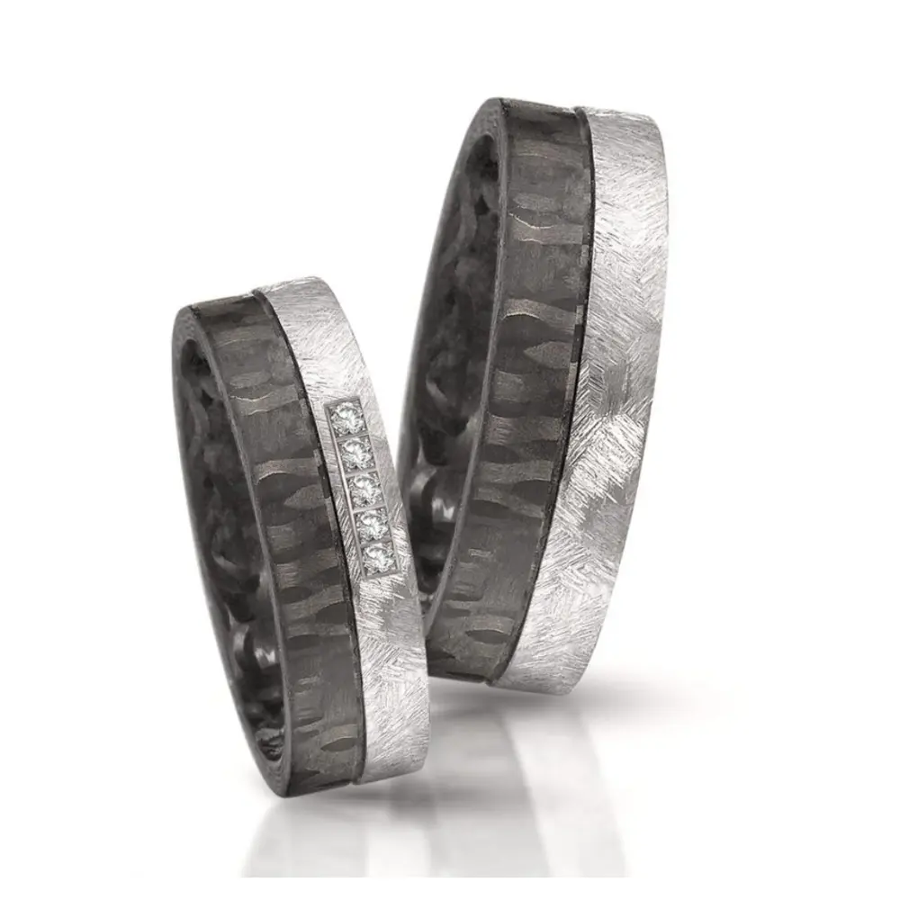 Tantal & Carbon Trauringe mit Diamanten und Strukturierung