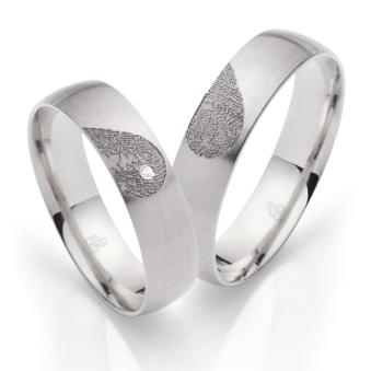 Platin Eheringe mit Diamanten und ringübergreifendem Herzmuster