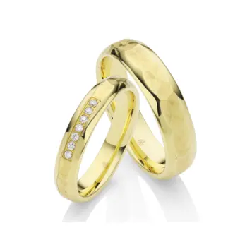 Eheringe aus Gelbgold mit 7 Diamanten und poliertem Hammerschlag