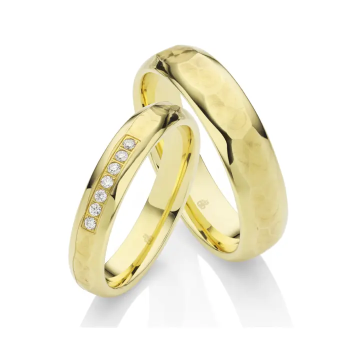 Eheringe aus Gelbgold mit 7 Diamanten und poliertem Hammerschlag