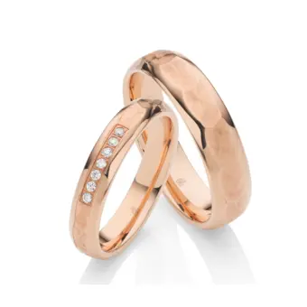Hammerschlag Roségold Eheringe mit 7 Diamanten und polierten Rändern