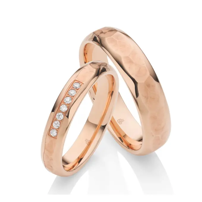 Hammerschlag Roségold Eheringe mit 7 Diamanten und polierten Rändern