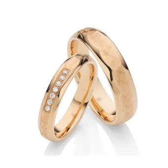 Hammerschlag Roségold Eheringe mit 7 Diamanten und polierten Rändern