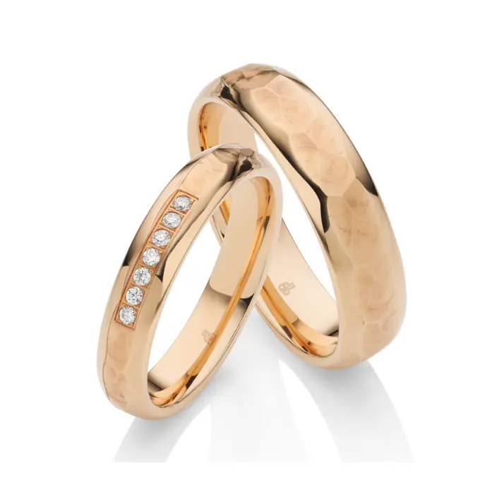 Hammerschlag Roségold Eheringe mit 7 Diamanten und polierten Rändern