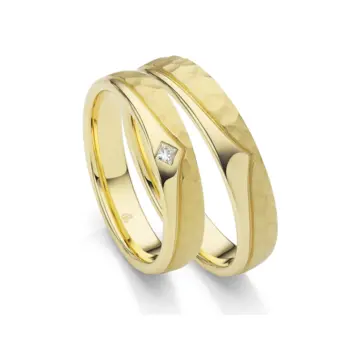 Poliert und gehämmert gestaltete Eheringe aus Gelbgold mit Diamanten in quadratischer Form