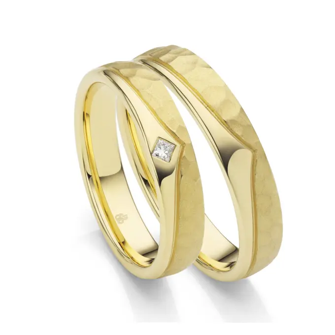 Poliert und gehämmert gestaltete Eheringe aus Gelbgold mit Diamanten in quadratischer Form
