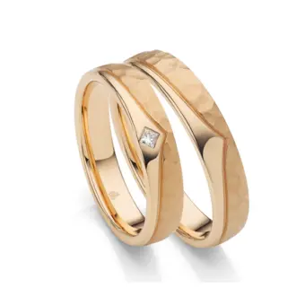 Eheringe aus Sommergold mit Diamanten in quadratischer Form und zwei Oberflächen