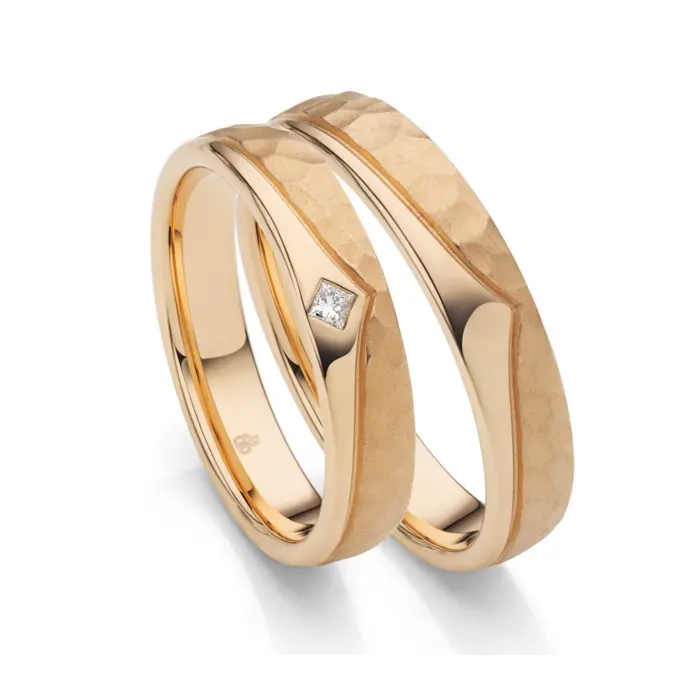 Eheringe aus Sommergold mit Diamanten in quadratischer Form und zwei Oberflächen