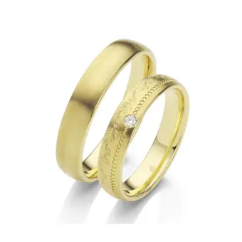 Mattierte Eheringe aus Gelbgold mit Diamanten und Blumenmuster im Damenring