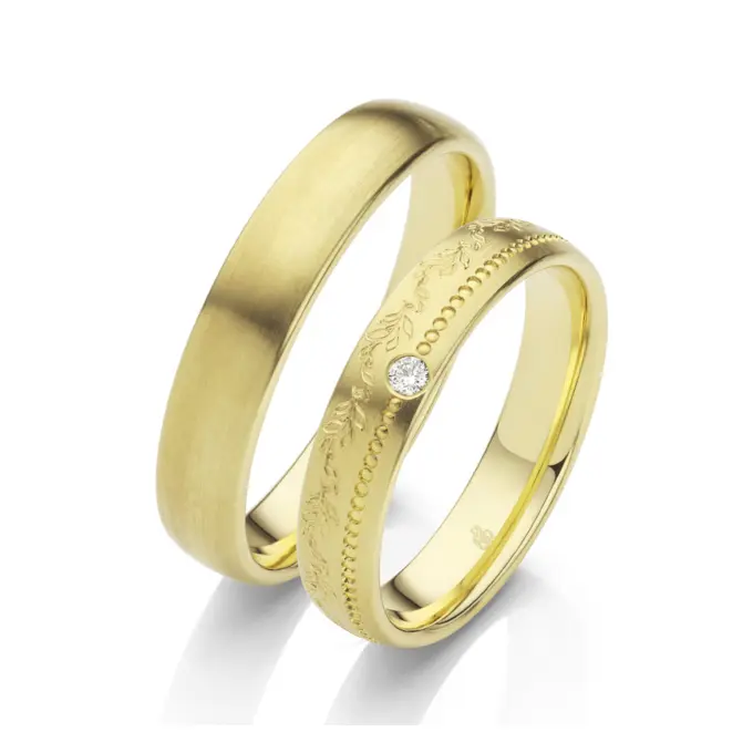 Mattierte Eheringe aus Gelbgold mit Diamanten und Blumenmuster im Damenring