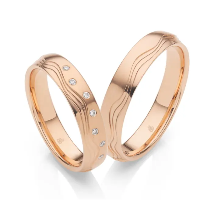 Polierte Eheringe Roségold mit 7 einzeln gefassten Diamanten und Wellendesign