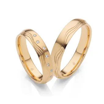 Eheringe aus Sommergold mit polierter Oberfläche und platischem Wellendesign