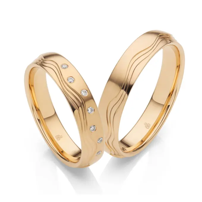 Eheringe aus Sommergold mit polierter Oberfläche und platischem Wellendesign