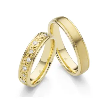 Mattierte Eheringe aus Gelbgold mit Diamanten in Sternenhimmel Design