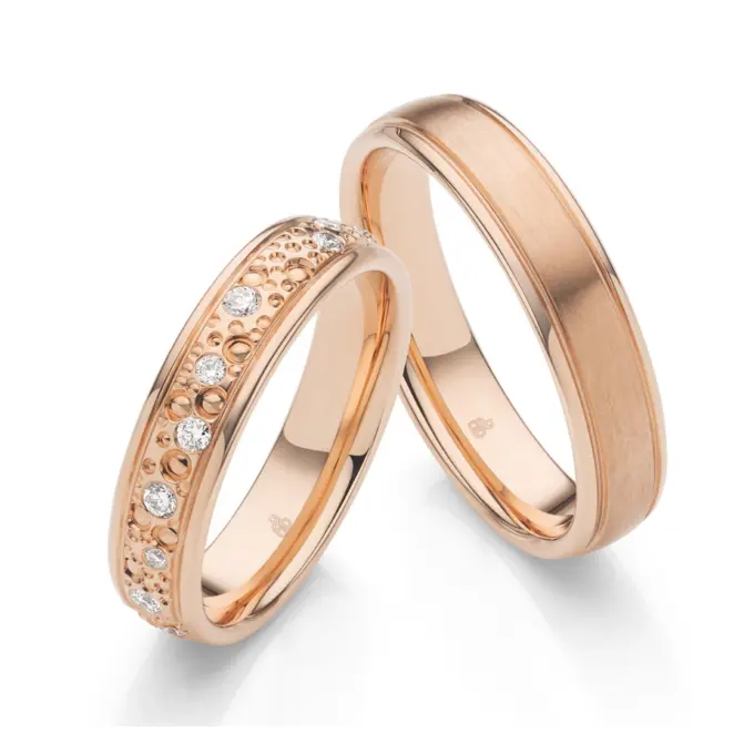 Roségold Eheringe mit Diamanten in Sternenhimmel Design matt mit polieren Rändern