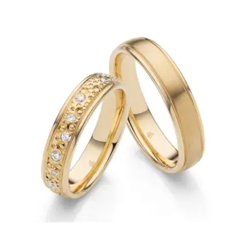 Sommergold Eheringe matt mit Diamanten in Sternenhimmel Design