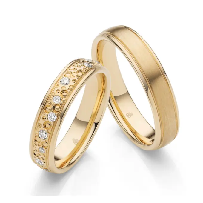 Sommergold Eheringe matt mit Diamanten in Sternenhimmel Design