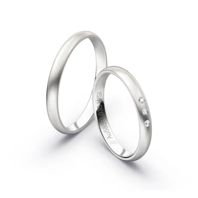 Aufnahme von längsmattierten Weißgold Eheringen mit 3 Diamanten in 2,5 mm Breite 