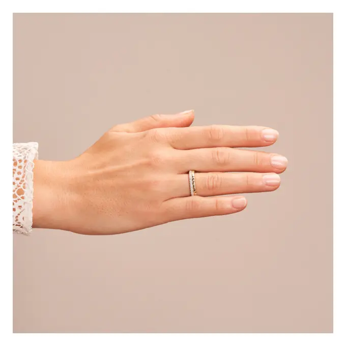 Trauringe aus Silber 925 mit Vergoldung und Band aus Labor-Diamanten auf Hand