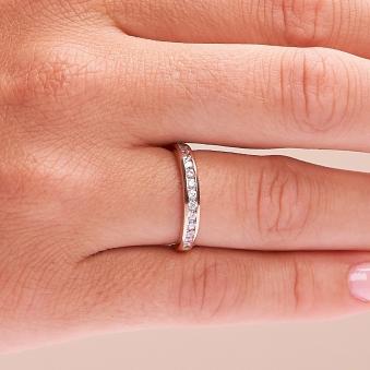 Aufnahme vom Memoirering aus Roségold 585 mit Zirkoniareihe in Kanalfassung auf Hand