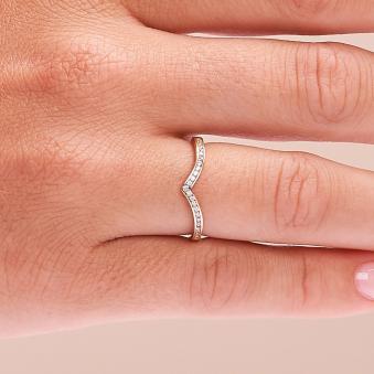 Aufnahme vom Schmuckring aus Gelbgold 585 mit Zirkoniareihe in Kanalfassung auf Hand 