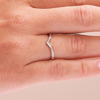 Aufnahme vom Schmuckring aus Roségold 585 mit Zirkoniareihe in Kanalfassung auf Hand 