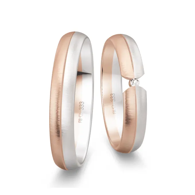 Trauringe aus Weißgold und Roségold quergebürstet mit Diamant in Spannfassung