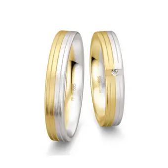 Trauringe aus Gelbgold und Weißgold mit Längstmattierung und 3 Rillen und Diamant