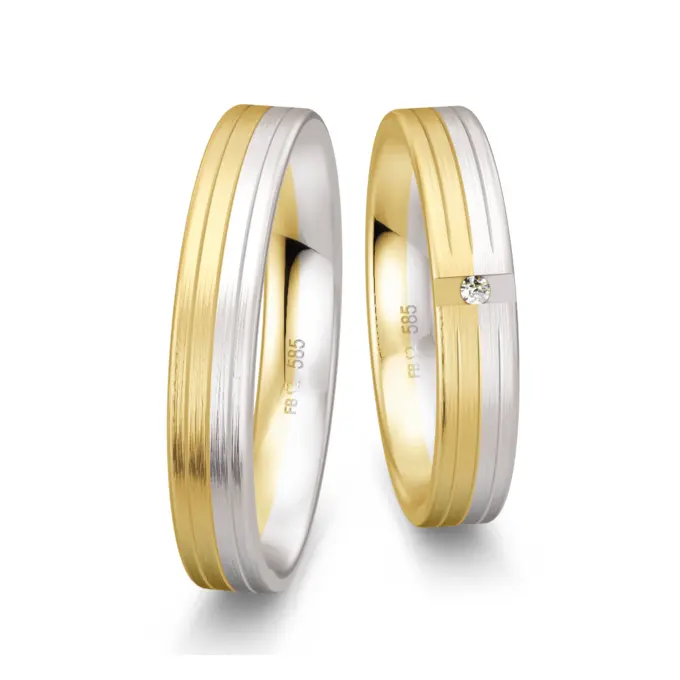 Trauringe aus Gelbgold und Weißgold mit Längstmattierung und 3 Rillen und Diamant