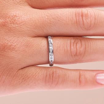 Aufnahme vom Memoirering aus Weißgold 585 mit Zirkoniareihe in Kanalfassung auf Hand