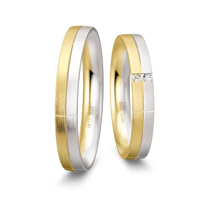 Trauringe aus Gelbgold und Weißgold mattiert mit 2 Diamanten und Rillen