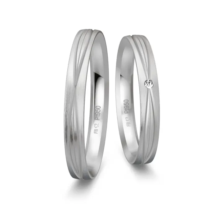 Eheringe aus mattem Platin schmal mit Rillenmuster und Diamant