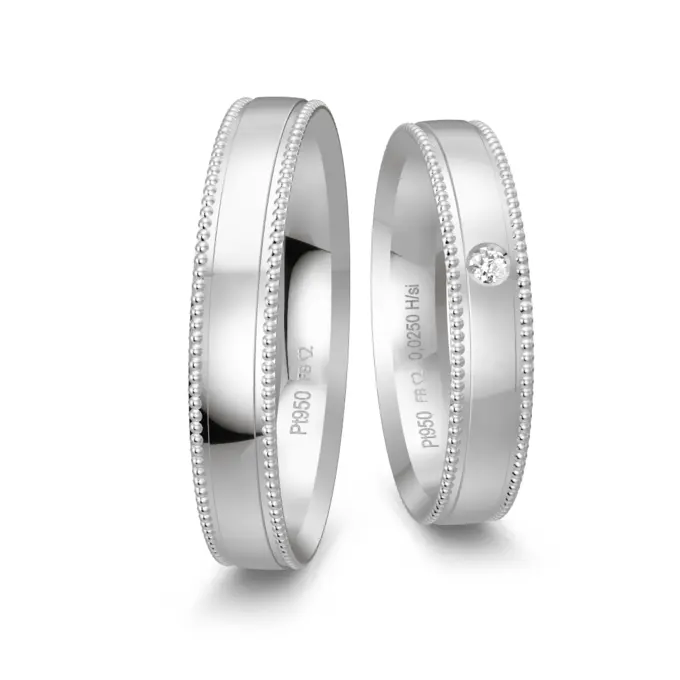 Eheringe aus Platin poliert mit Diamanten und Millgriffmuster am Rand