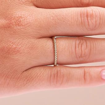 Aufnahme vom gekordelten Schmuckring aus Roségold 585 auf Hand