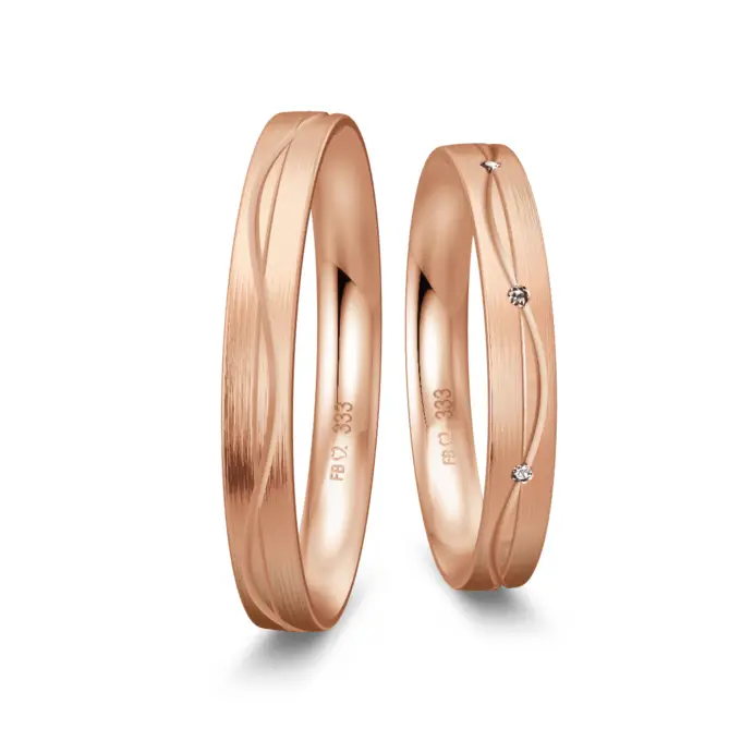 Trauringen aus Roségold mit Mattierung und geschwungenen Rillen und Diamant