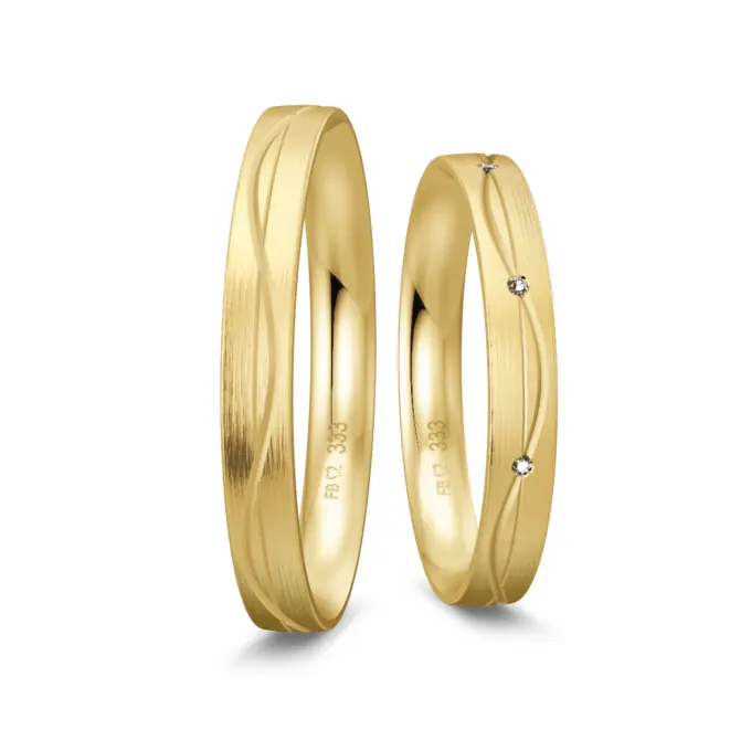 Trauringe aus Gelbgold Mattierung mit geschwungenen Rillen und Diamant