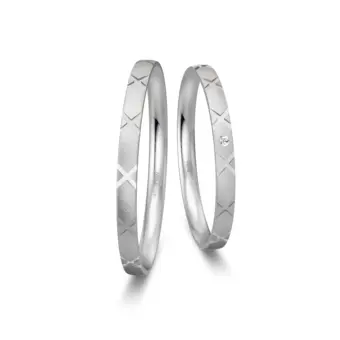 Sandmattierte Eheringe aus Platin mit Muster und Diamanten
