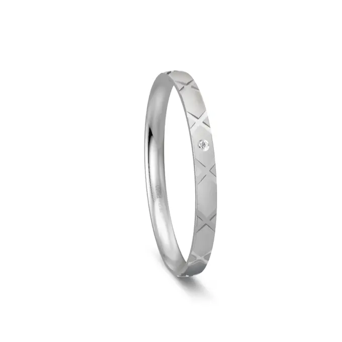 Sandmattierter Ehering aus Platin mit Muster und Diamanten