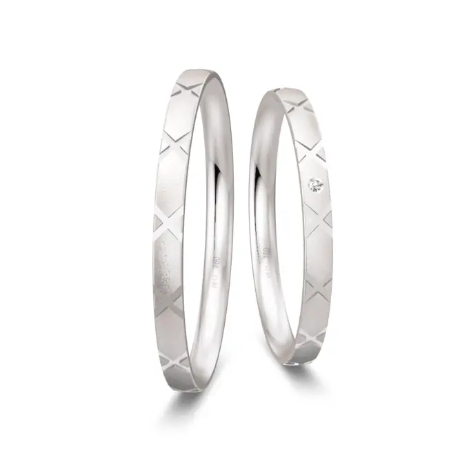Eheringe aus Weißgold sandmatt mit Diamanten und Kreuzmuster