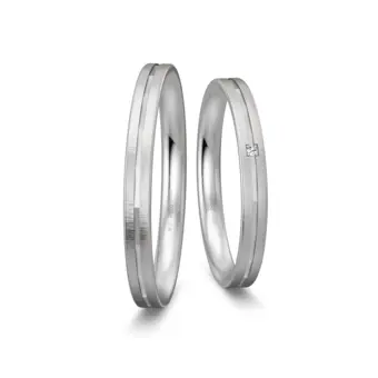 Eheringe aus Platin mit Quermattierung und Diamanten in Rille