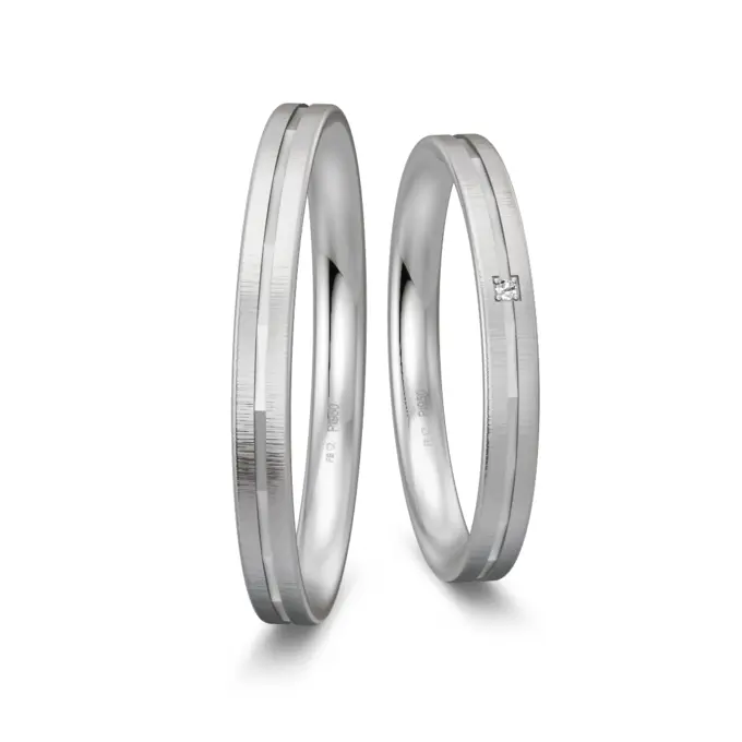 Eheringe aus Platin mit Quermattierung und Diamanten in Rille