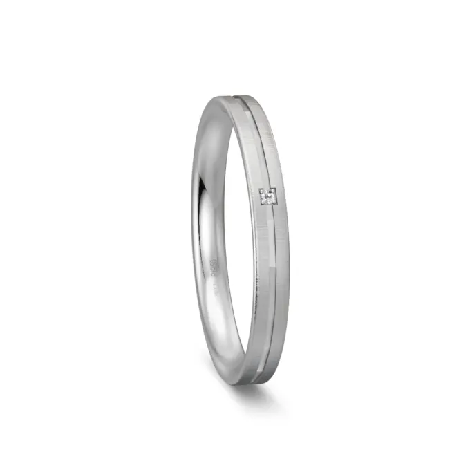 Ehering aus Platin mit Quermattierung und Diamanten in Rille